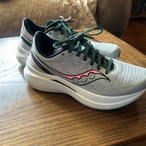 Women’s Saucony endorphin speed 3 running shoes